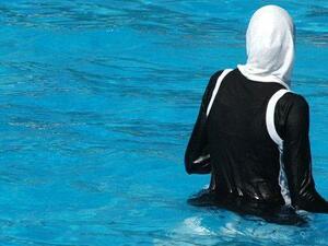 وتأتي هذه الواقعة بعد نحو عشرة أيام من تداول مقطع فيديو للفنان اللبناني يوري مرقدي يكشف فيه عن ممارسات عنصرية تقوم بها بلدية شاطئ العقيبة اللبناني.