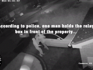 كاميرا مراقبة تُظهر لصوصاً يسرقون سيارة دون استخدام مفاتيحها!