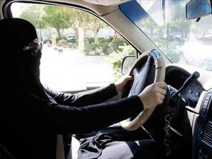 تحدثت تقارير خليجية عن قرب صدور قانون جديد يسمح للنساء السعوديات بالقيادة 