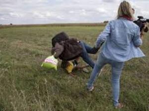 مصورة تعرقل لاجئ سوري في المجر