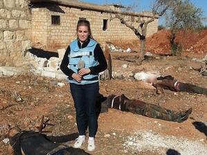 يظهر تلقين المراسل السوري للجنود الموجودين معه للجملة المطلوب إظهارها في الإعلام