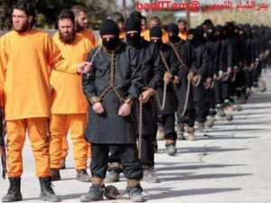 جدل حول صحة صور قتل عناصر يرتدون ملابس داعش على يد مسلحين بملابس مخطوفين