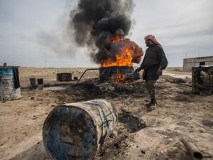 (A man processes oil through a makeshift rig in Deir Ezzour Governorate, AFP) 
