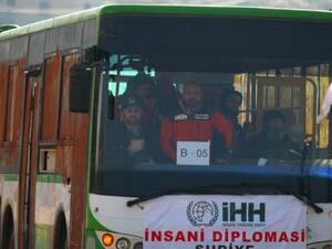 مقاتلون ومدنيون في حافلات لإجلائهم من الفوعة وكفريا بإدلب يوم الاثنين
