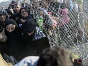 نازحون سوريون يخترقون السياج الحدودي ويدخلون تركيا هربا من تنظيم داعش
