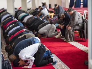 Worshippers attend a Friday prayer at the Ibrahim al-Khalil Mosque in the neighborhood of Tempelhof in Berlin on Sept. 25, 2015. (AFP/Odd Andersen)