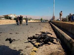 جنود بالجيش السوري ومدنيون في موقع تفجير يوم الاثنين
