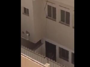 زوجة اب تسجن ولد زوجها خارج البيت