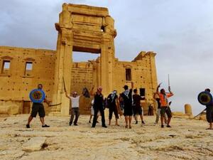 مجموعة من السائحين في مدينة تدمر
