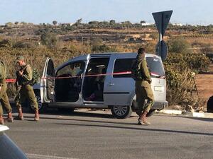 منفذ عملية الطعن هو فتى يبلغ من العمر 17 عاما، وأصيب بأربع رصاصات ووصفت بالحرجة