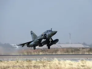 وزارة الجيوش الفرنسية قالت إن طائرات من طراز ميراج 2000 شنت ضربات ضد قوات قادمة من ليبيا