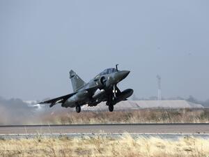 وزارة الجيوش الفرنسية قالت إن طائرات من طراز ميراج 2000 شنت ضربات ضد قوات قادمة من ليبيا