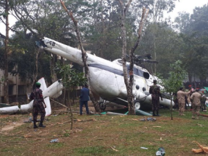 صورة بثتها وكالة (كونا) للمروحية التي كانت تقل رئيس الاركان الكويتي بعد الحادث الذي تعرضت له في بنغلاديش
