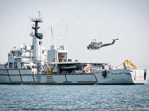 مغادرة سفينة تابعة للقوات الايطالية لقاعدة طرابلس الليبية البحرية
