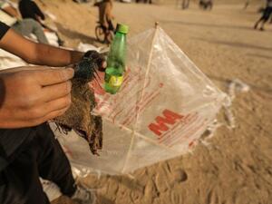 وزير إسرائيلي يلوح باغتيال مطلقي الطائرات الورقية باتجاه المستوطنات