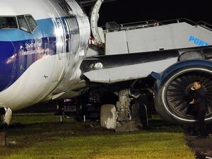 الطائرة بعد أن انزلقت عن المدرج أثناء هبوطها في مطار لاغوارديا في نيويورك 