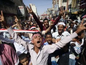 محتجون مناهضون للحوثيين اثناء مظاهرة في تعز
