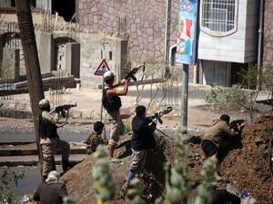 Yemeni tribesmen from the Popular Resistance Committees, supporting forces loyal to Yemen's Saudi-backed President Abd Rabbuh Mansour Hadi, hold a position during clashes with Houthi rebels in the central city of Taiz, on March 11, 2016. (AFP/Ahmad al-Basha)
