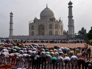 "تاج محل" الواقع في مدينة أغرا، أقامه الإمبراطور المغوليّ شاه جهان عام 1631 بهدف تخليد ذكرى زوجته الأميرة مُمتاز محل 