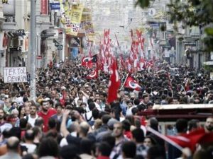 الشرطة التركية تفرق محتجين في ساحة تقسيم باسطنبول
