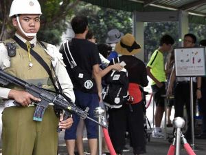 ذكرت السلطات أنها تحقق في السبب وراء تصرفات الرجل 
