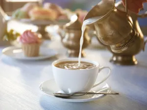 تلا ناول الشاي مع الحليب واستبدل الحليب بالليمون