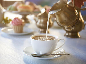 تلا ناول الشاي مع الحليب واستبدل الحليب بالليمون