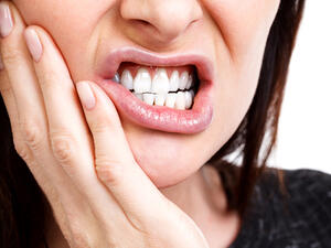 يعتبر القرنفل من أشهر الأعشاب في علاج مشكلات الأسنان المختلفة