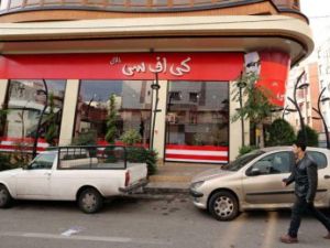 إغلاق مطعم تابع لـ”دجاج كنتاكي” في طهران بعد يوم واحد من افتتاحه