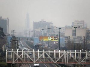 سحابة تلوّث فوق طهران تبقي السكان في منازلهم