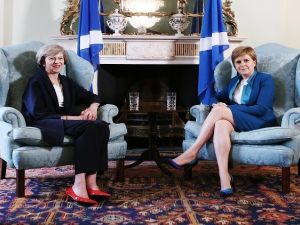 رئيسة وزراء اسكتلندا نيكولا ستيرجن، أعلنت أنها ستسعى لعقد استفتاء جديد  