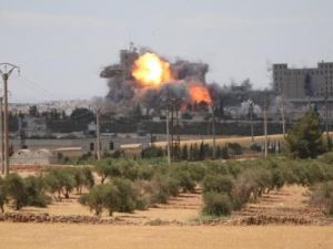 دخان متصاعد نتيجة ما قال مقاتلون من قوات سوريا الديمقراطية إنها ضربات جوية على مواقع لمسلحي تنظيم الدولة الإسلامية في حلب
