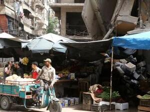 باعة ينتظرون زبائن في منطقة خاضعة لسيطرة المعارضة في حلب
