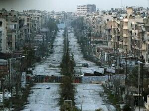 مشهد عام لشارع مدمر تقطعه أكياس رمل تستخدم كساتر في حلب
