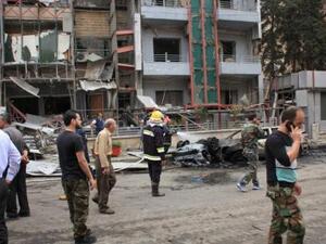 جنود في الجيش السوري في موقع سقوط صواريخ في حلب يوم الثلاثاء
