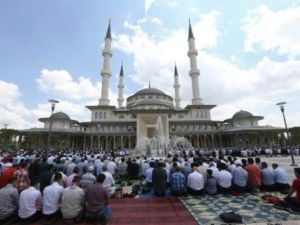 مصلون في باحة مسجد في انقرة
