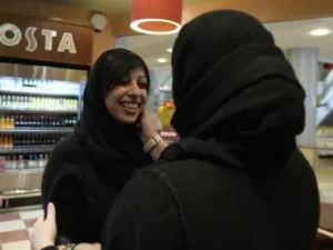 الناشطة البحرينية زينب الخواجة 
