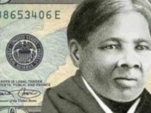 صورة امرأة سوداء على أوراق نقدية أميركية