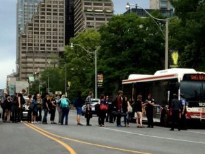 الشرطة تغلق جامعة تورنتو وتبحث عن رجل مقنع 