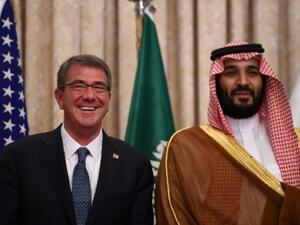 وزيرا الدفاع الاميركي اشتون كارتر والسعودي محمد بن سلمان في الرياض
