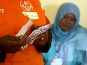 مسؤولون أثناء عملية فرز الأصوات بعد استفتاء في دارفور
