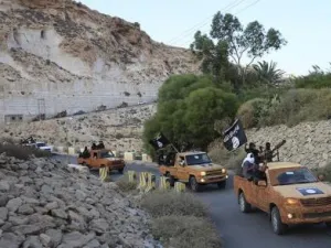 متشددون يرفعون راية الدولة الاسلامية في درنة
