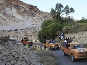 متشددون يرفعون راية الدولة الاسلامية في درنة
