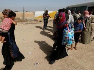 مدنيون عراقيون فروا من منازلهم بسبب الاشتباكات يتجمعون في مخيم جنوب الفلوجة
