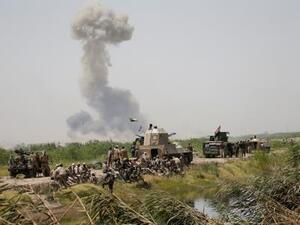 دخان يتصاعد وسط الاشتباكات بالقرب من الفلوجة
