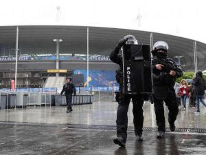 افراد من الشرطة الفرنسية في باريس