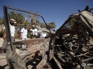 حطام سيارة اعضاء بتنظيم القاعدة استهدفتها طائرة بدون طيار في حضرموت بجنوب شرق اليمن
