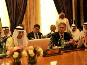 الجبير وهاموند خلال اجتماع وزراء خارجية دول مجلس التعاون الخليجي في جدة
