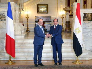 الرئيس الفرنسي فرانسوا هولاند مصافحا نظيره المصري عبدالفتاح السيسي في القاهرة