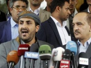 محمد عبد السلام (إلى اليسار) رئيس وفد الحوثيين خلال مؤتمر صحفي في مطار صنعاء باليمن
